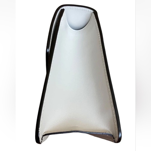 Gucci White Shoulder Bag with Gold and Navy Accents - Picture 4 of 9